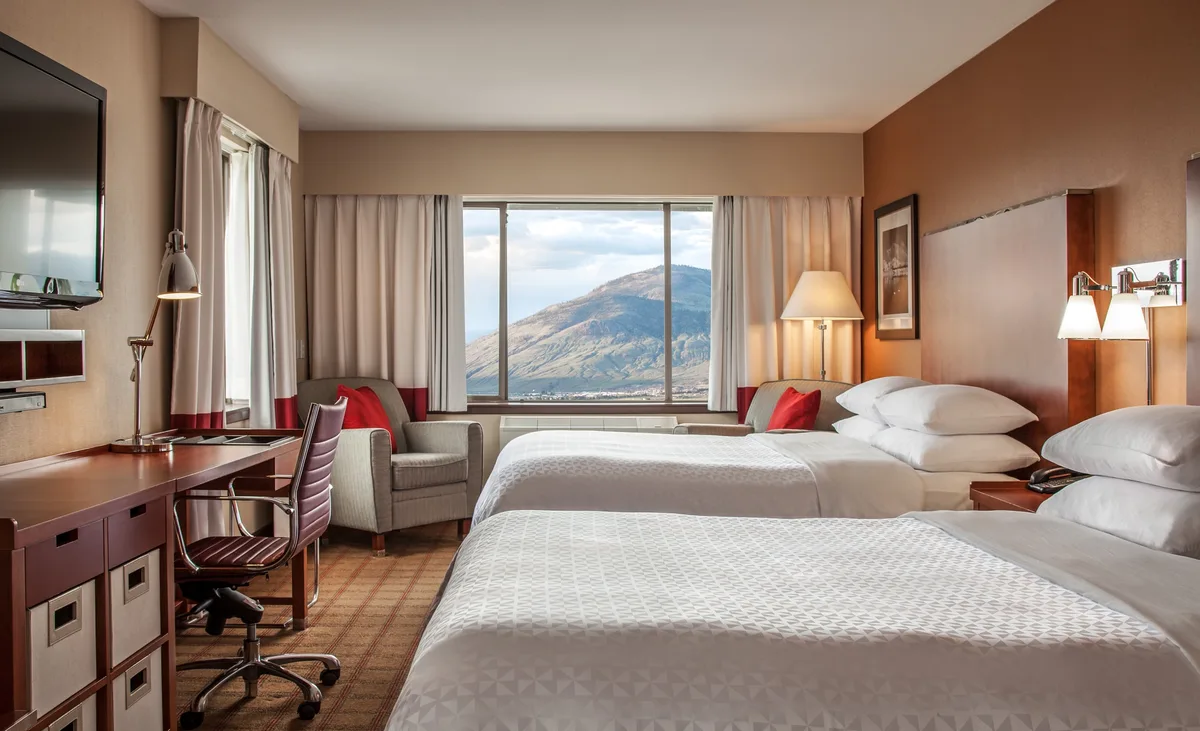 Mountain view of the double queen corner room at the Four Points Hotel Kamloops