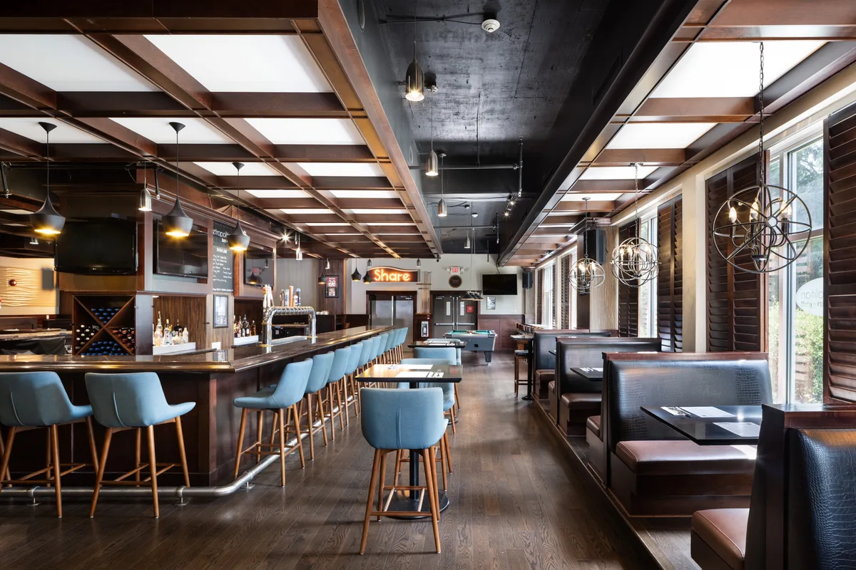 Metropolitan Bar + Grill at the Four Points Victoria Gateway Hotel